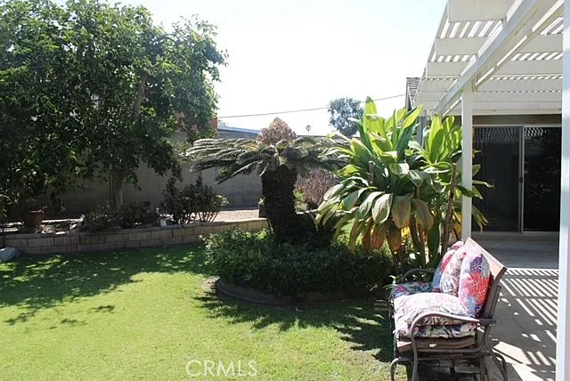 548 Stanford Ave — Photo 5