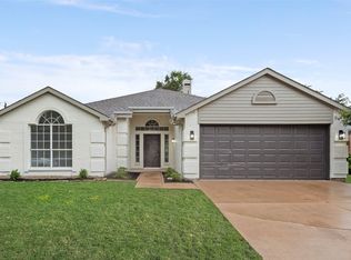 704 Blossomwood Dr, Arlington, TX 76017