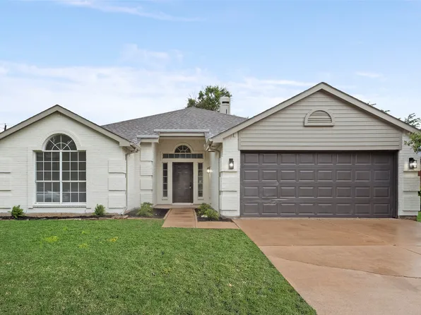 704 Blossomwood Dr, Arlington, TX 76017