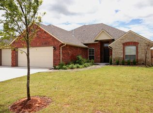 566 W Hunters Court Way, Mustang, OK 73064