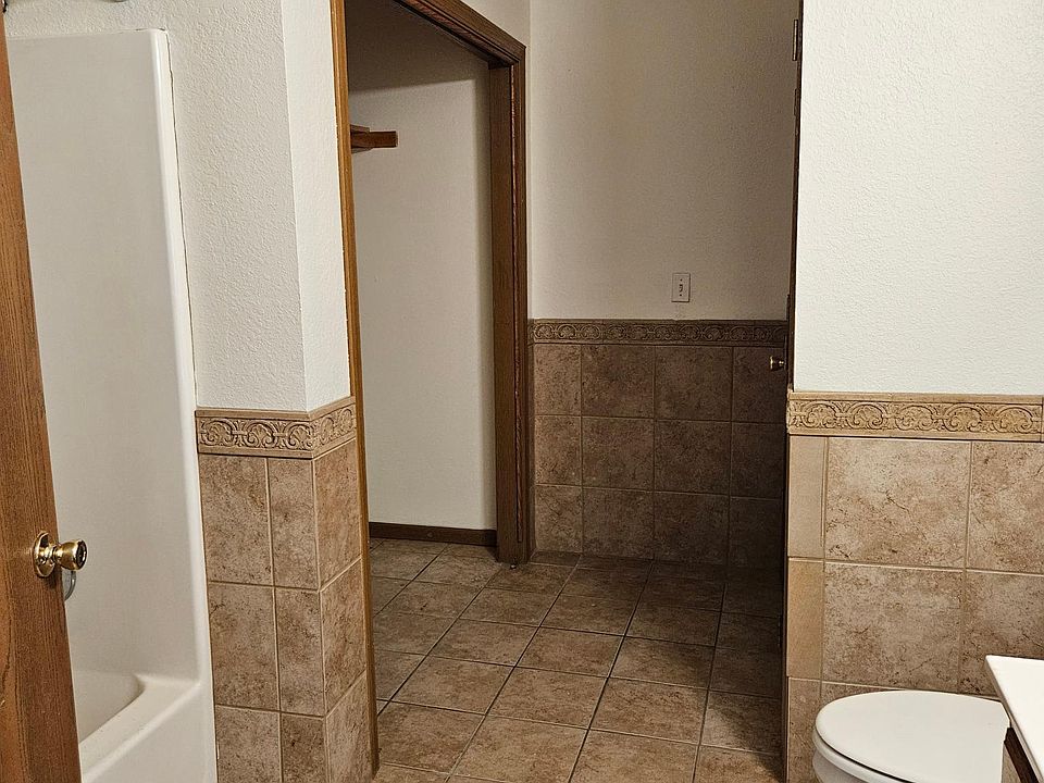 bathroom with laundry hookups
