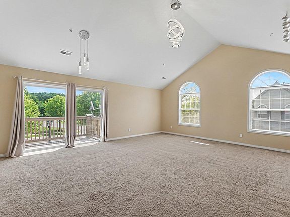 3rd image of 28469 Carlton Way Dr