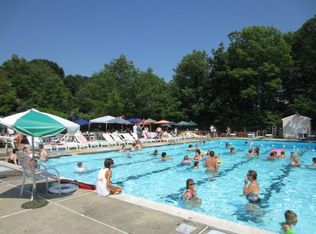 16 Kenwood Ln, Matawan, NJ 07747