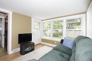 5th image of 210 W Morse Ave