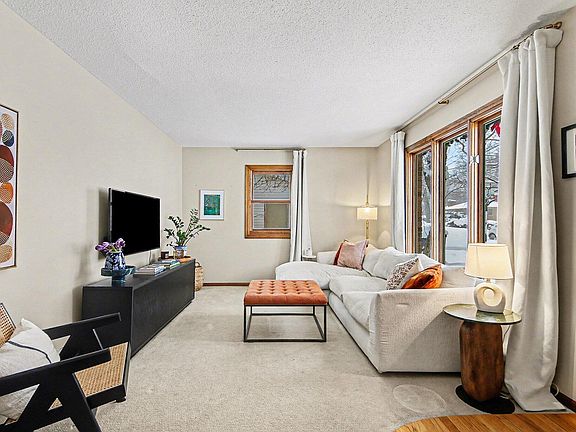 3rd image of 700 Oakhurst Ave NW