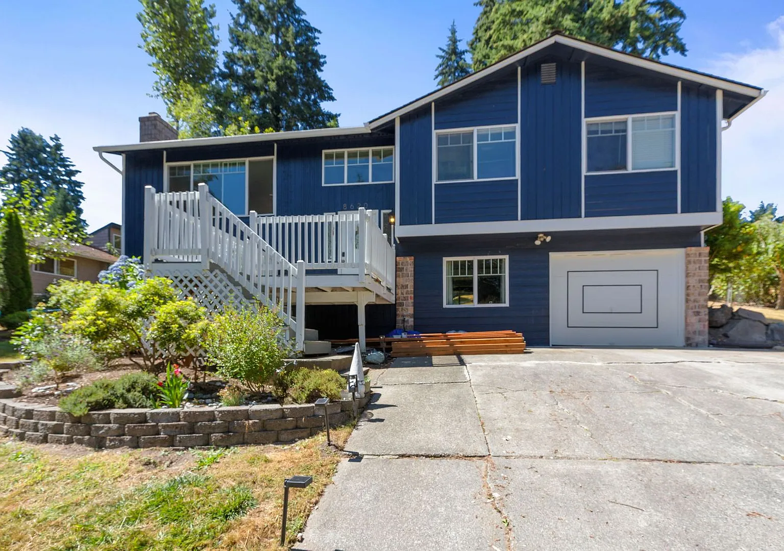 Huge fully fenced dog yard! RV/Boat extra parking! 4 bdrm 2.25 bath. Minutes to I-5, Everett Mall... — Photo 1