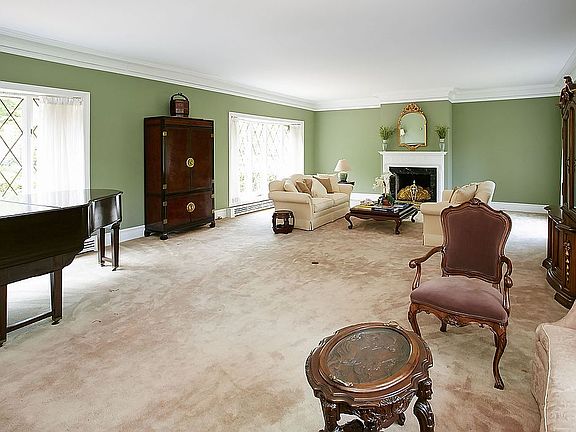 Grand Living Rm w/fpl