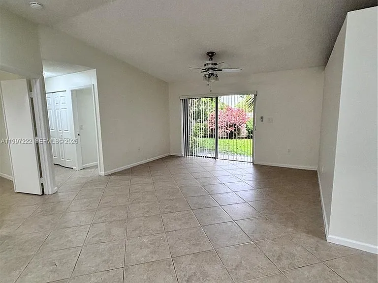 821 W Beckley Sq — Photo 5