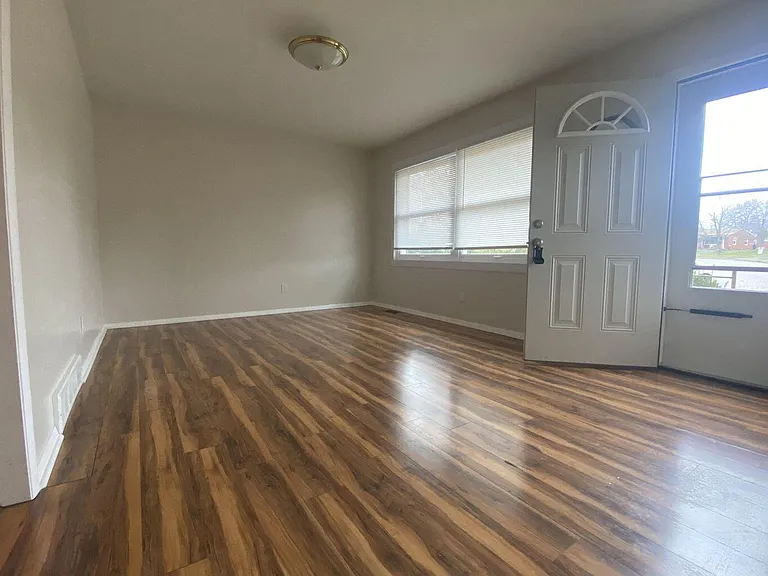 1725 Scarbrough Ct — Photo 2