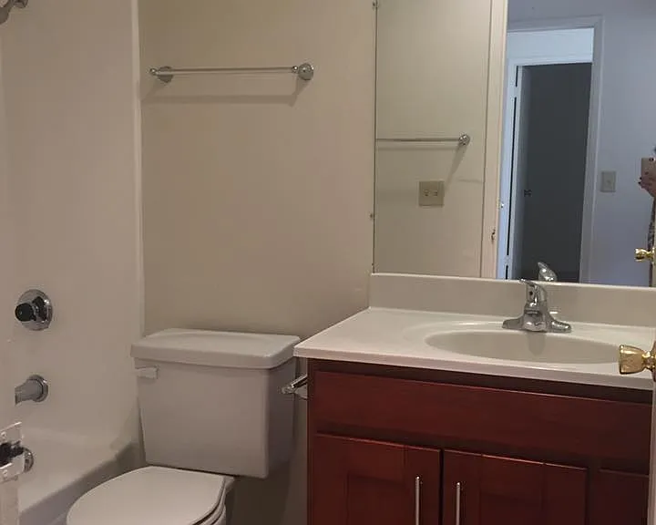 Windsor Garden Apartments — Photo 32