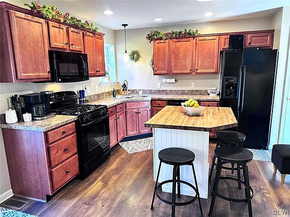 4th image of 204 Jeffrey Ln