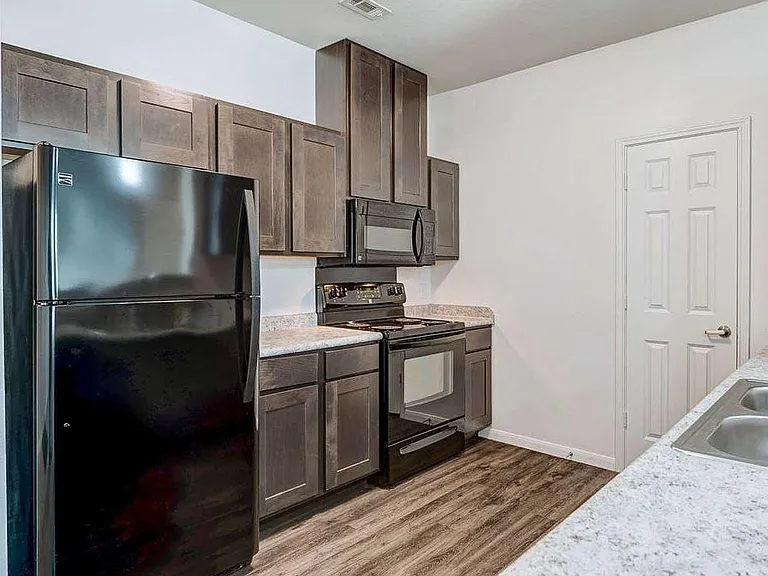 Live Oak Apartments — Photo 4