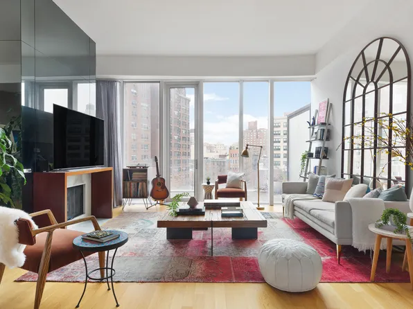 122 Greenwich Avenue image 1 of 8