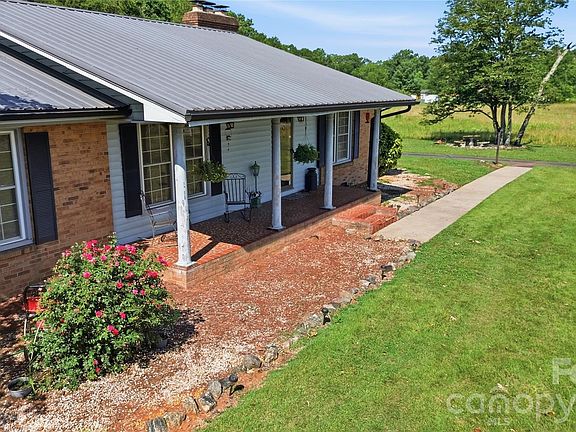 5th image of 828 Ferry Rd