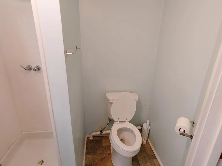 105 Oakwood Ave — Photo 3