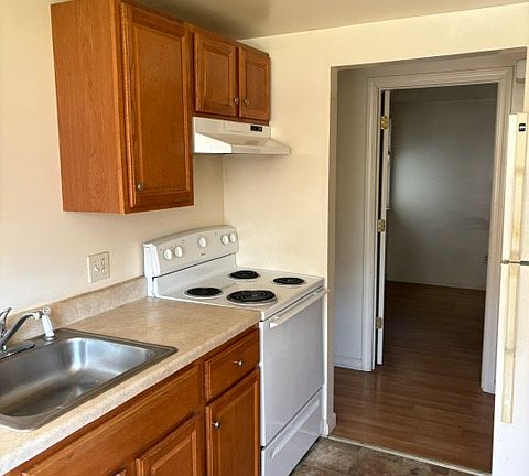 3rd image of 4 Elm St APT 1