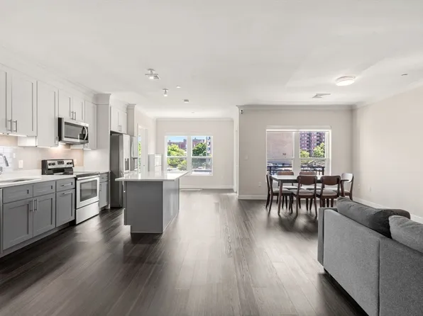 999 Hancock St Unit 301, Quincy, MA 02169