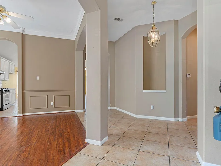 10415 Courtley St — Photo 17