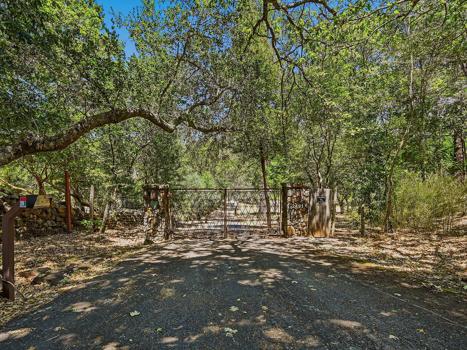 5 bed, 4500 sqft, $30,000 — Photo 2