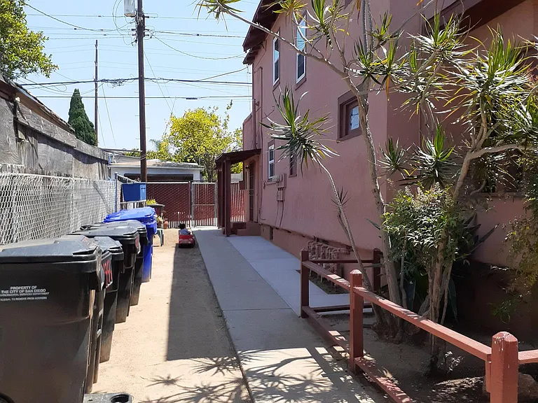 1956 Julian Ave — Photo 3
