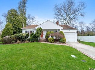 3 Crome Rd, Syosset, NY 11791