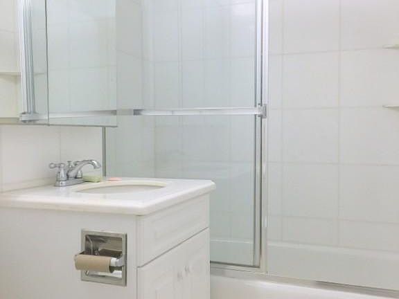 4th image of 200 E 71st St APT 5L