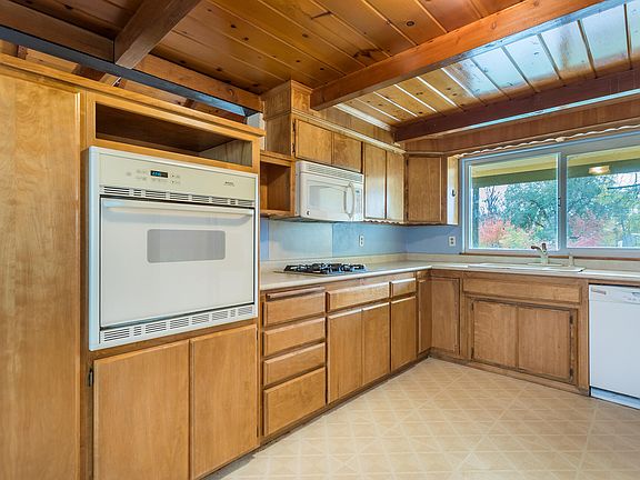 4th image of 5860 Wildwood Dr