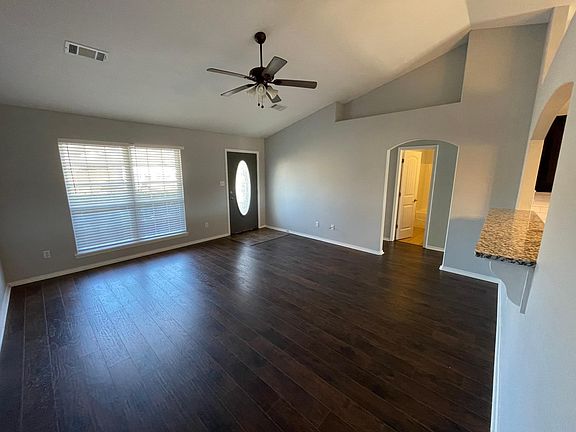 3rd image of 2521 Red Oak Dr
