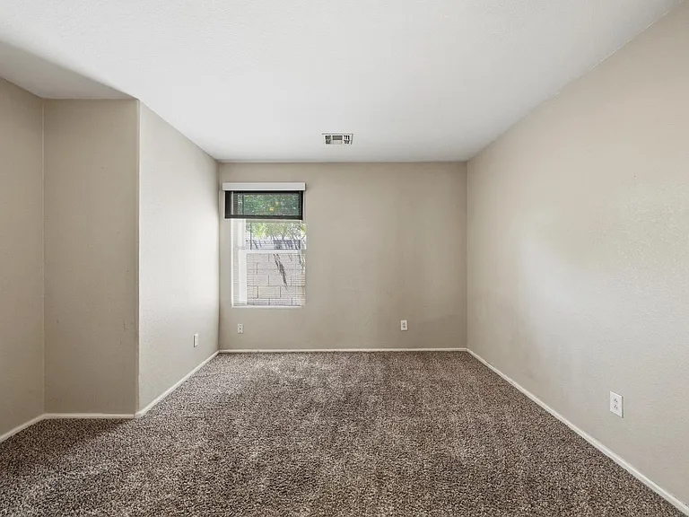 8205 S 45th Ln — Photo 2