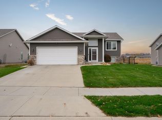 5413 Weatherstone Dr NW, Rochester, MN 55901