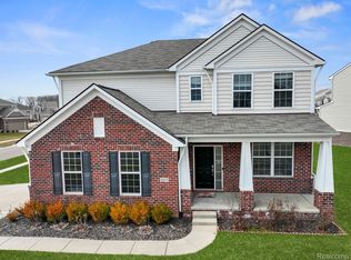 30075 Macintosh Ln, New Hudson, MI 48165