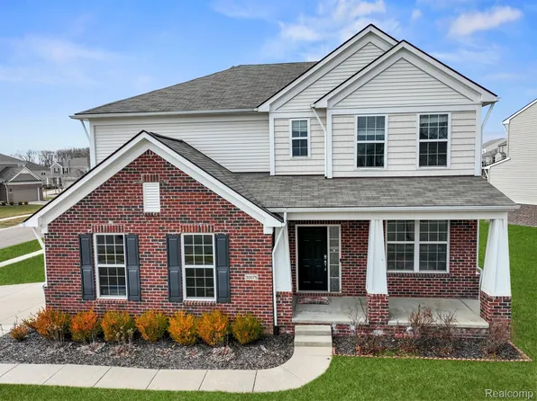 30075 Macintosh Ln, New Hudson, MI 48165