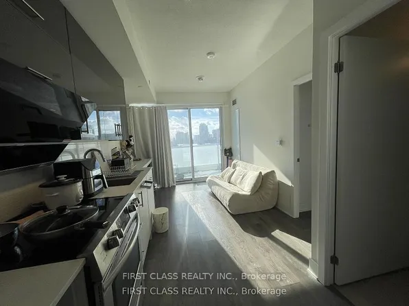 188 Fairview Mall Dr, Toronto, ON