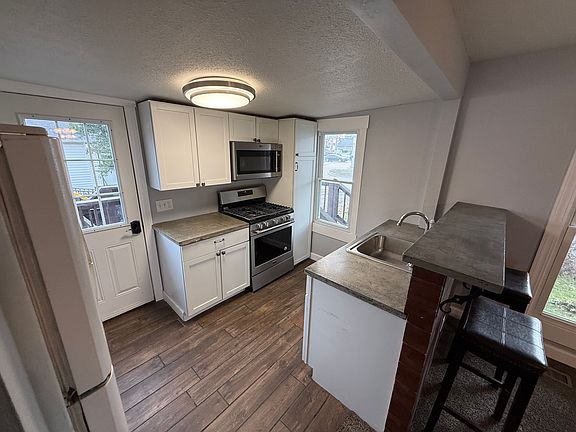 3rd image of 402 E 3rd St