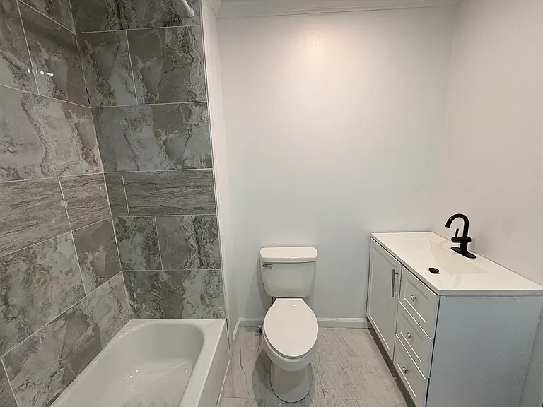 409 W Market St — Photo 7