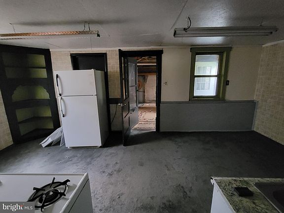 3rd image of 851 Florida Ave