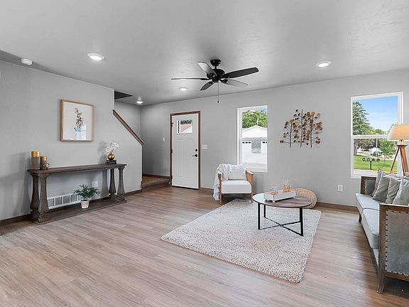 3rd image of 129 Evergreen Ln