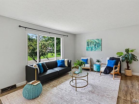 4th image of 463 Tamarach Dr