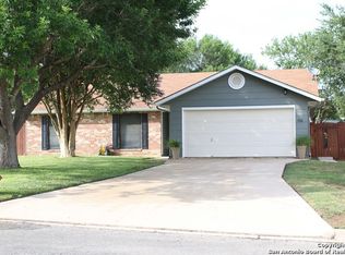 1110 Dove Ave, Devine, TX 78016