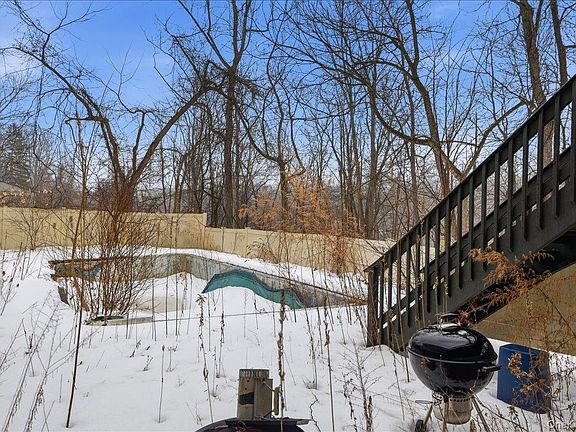2nd image of 2327 Vista Court