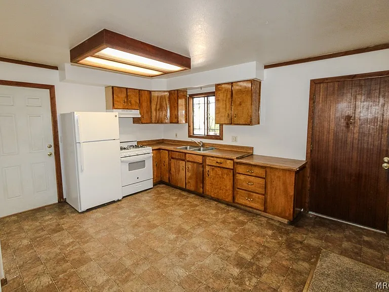 376 Santa Barbara Ave — Photo 6