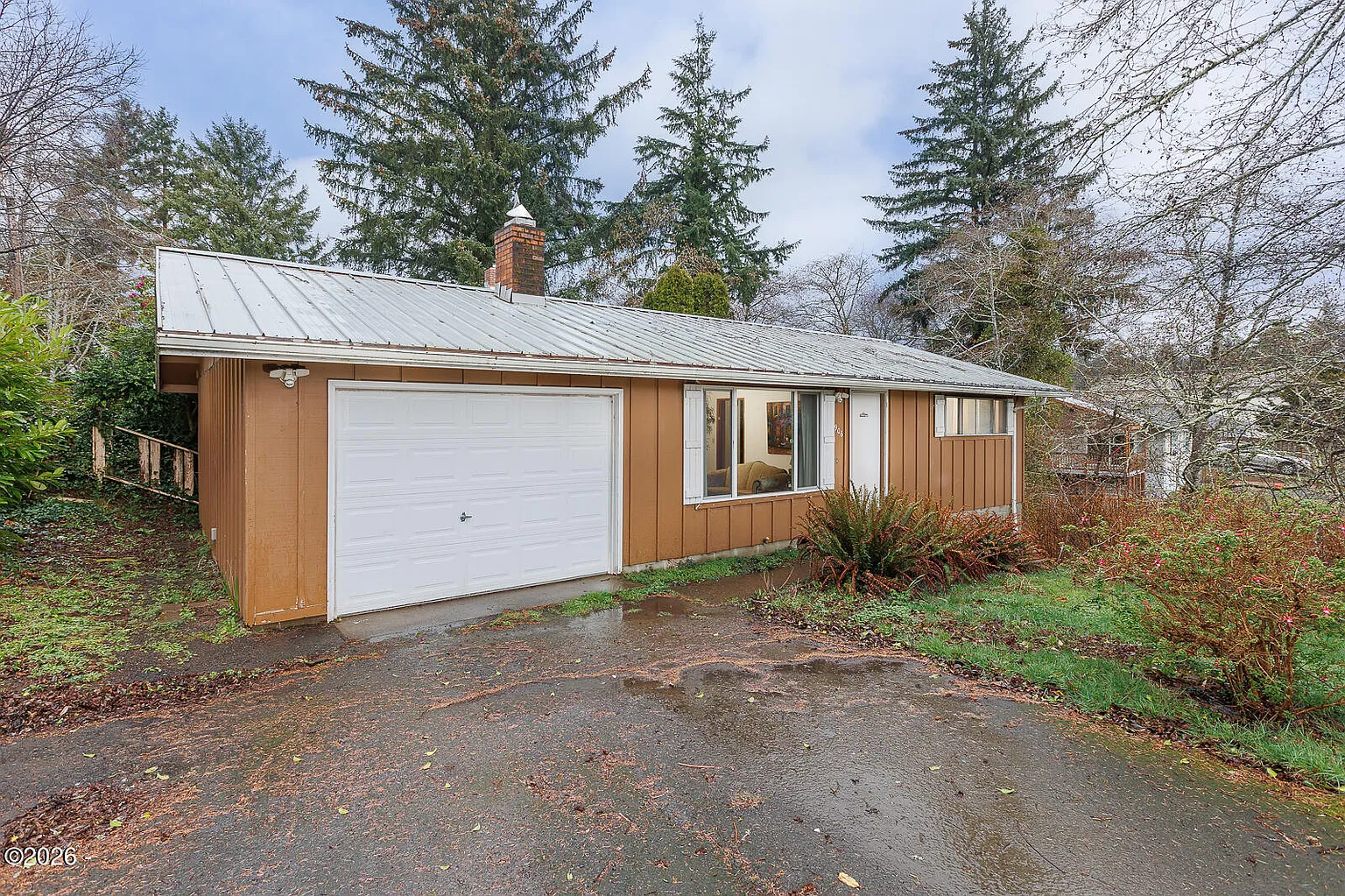 906/916 NE Douglas St photo 1