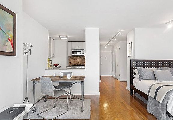 3rd image of 222 W 14th St APT 7C