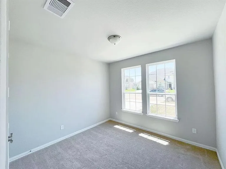 440 Round Lake Dr — Photo 4