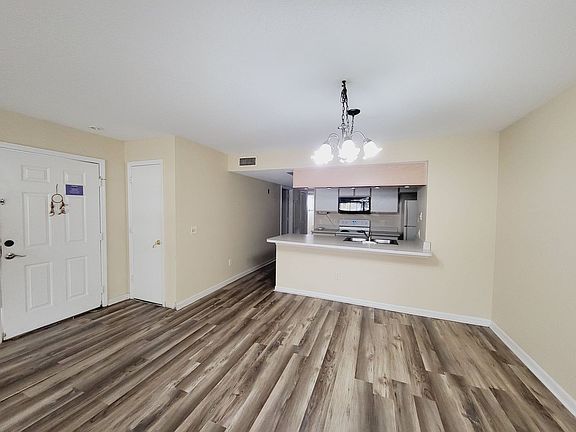 4th image of 8711 Knightsbridge Ct APT B