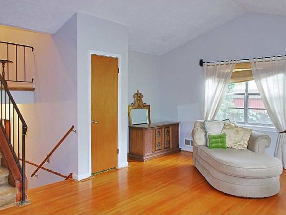 3rd image of 861 Amberwood Way