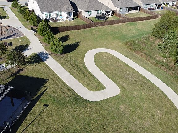 4th image of 604 Shade Tree Way