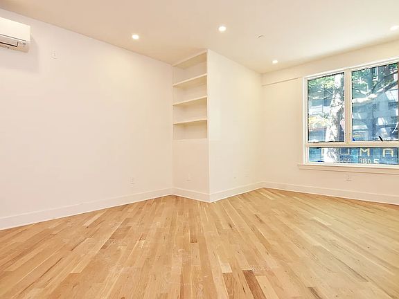 4th image of 423 Tompkins Ave #1F