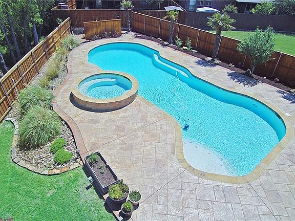 3rd image of 4912 Fieldcrest Dr