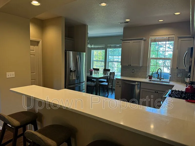 3 bed, 3.5 bath, 1600 sqft, $2,495 — Photo 4